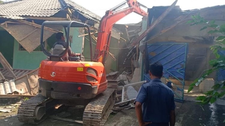 Ricuh! PN Cibinong Eksekusi 6 Unit Bangunan, Diramaikan Cacian dan Makian