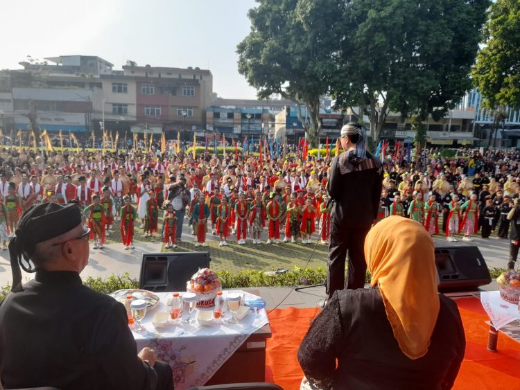 1.082 Penari dan Pesilat Meriahkan Pagelaran Seni Tari dan Penca Kolosal 