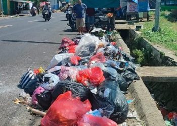 Kacau! Tumpukan Sampah Berserakan di Jalan Raya Ciawi, Sampai Masuk Gorong-gorong