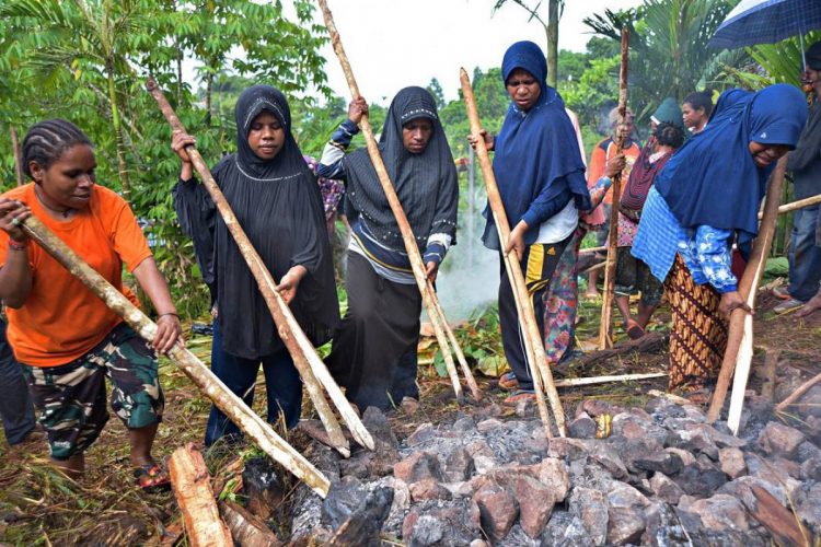 Tradisi Bakar Batu, Media Silaturahmi Masyarakat Papua dengan Cara Masak Bersama