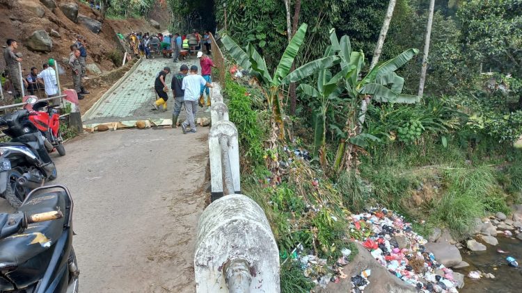 Prihatin Kondisi Sungai Tercemar Sampah, Camat Cisarua: Merubah Kebiasaan Tidaklah Mudah