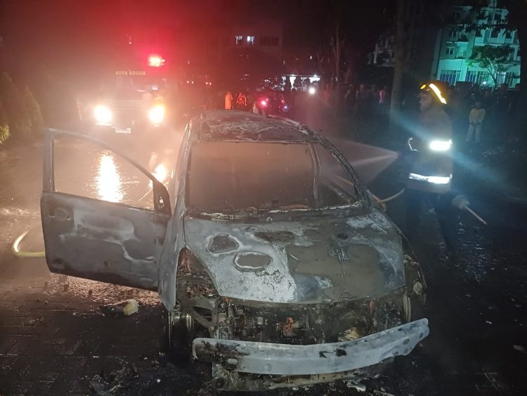 Diduga Korsleting Listrik, Satu Unit Mobil Terbakar