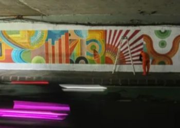 Percantik Kolong Semangi, PPSU Membuat Mural Motif Cerah