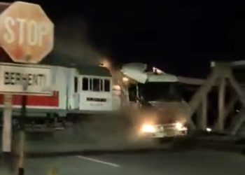 Astaghfilullah! KA Brantas Tujuan Blitar Tabrak Truk di Semarang 