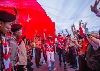 Kirab Merah Putih Bentangkan Bendera 100 Meter