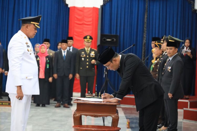 Resmi! Ridwan Kamil Lantik Wali Kota Bekasi Tri Adhianto