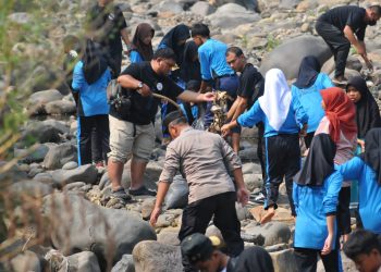 Peduli Lingkungan, IJTI Gelar Aksi Bersih-Bersih di Sungai Cikaniki