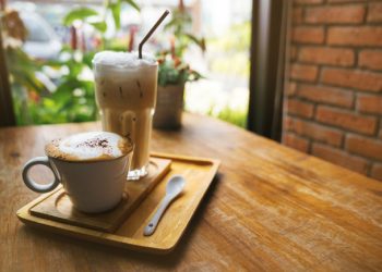 Kopi Mana yang Lebih Bikin Melek, Panas atau Dingin?