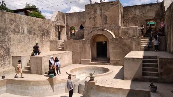 Khas dan Unik! Situs Warungboto, Tawarkan Kemegahan Istana Air di Tepi Sungai