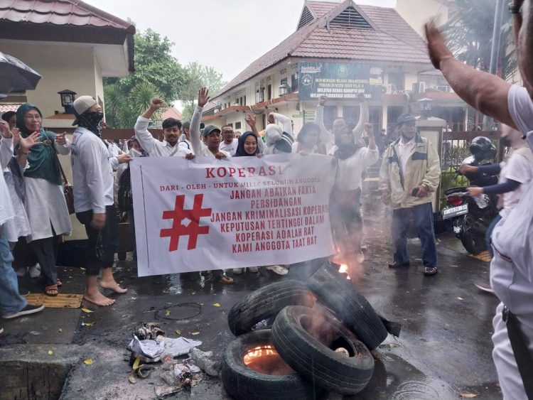 Puluhan Ribu Anggota KSP-SB Suarakan 5 Poin Tuntutan Ke Pengadilan Tinggi Bandung 