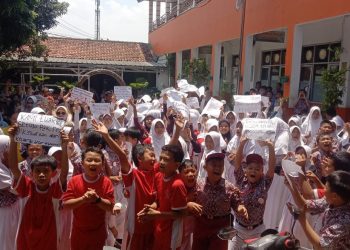 SDN Cibeureum 1 di Demo Siswa Dan Orang Tua Murid