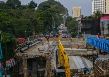 Progres Proyek Jembatan Otista Segara Pasang Balok Girder
