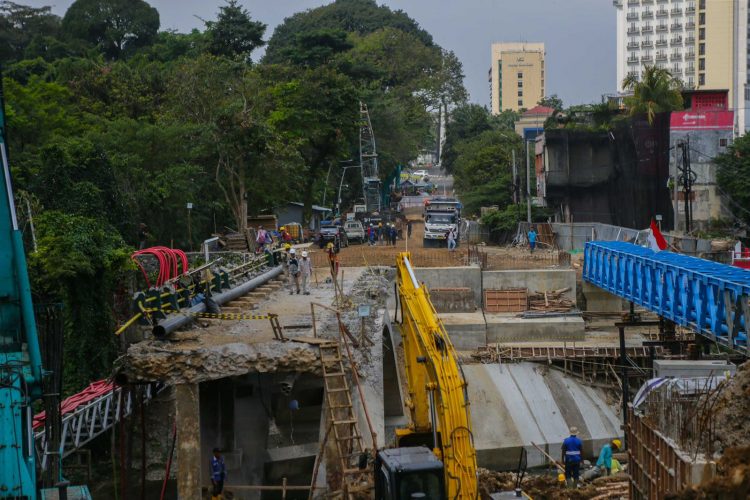 Progres Proyek Jembatan Otista Segara Pasang Balok Girder