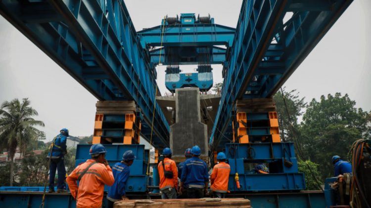Balok Girder Jembatan Otista Terpasang, Pengerjaan Diminta Rampung Tepat Waktu