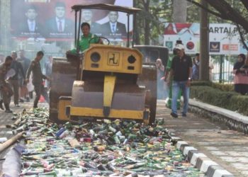Iwan Setiawan Musnahkan 6.000 Botol Miras Hasil Operasi Nobat