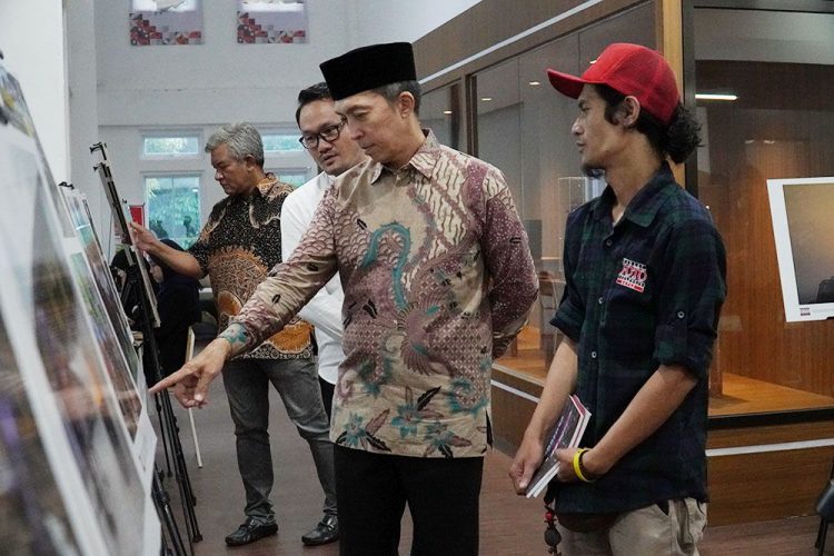 Dedie Rachim Buka Pameran Foto PFI