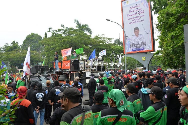 Tuntut Kenaikan Upah, Ratusan Buruh Kepung Kantor Pemkab Bogor