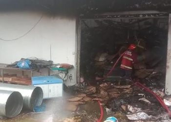 Diduga Konsleting Listrik, Pabrik Asesoris Acrilic Terbakar 