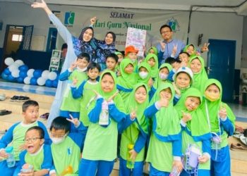 Siswa dan Orang Tua Murid SDIT Aliya Beri Kejutan Untuk Guru