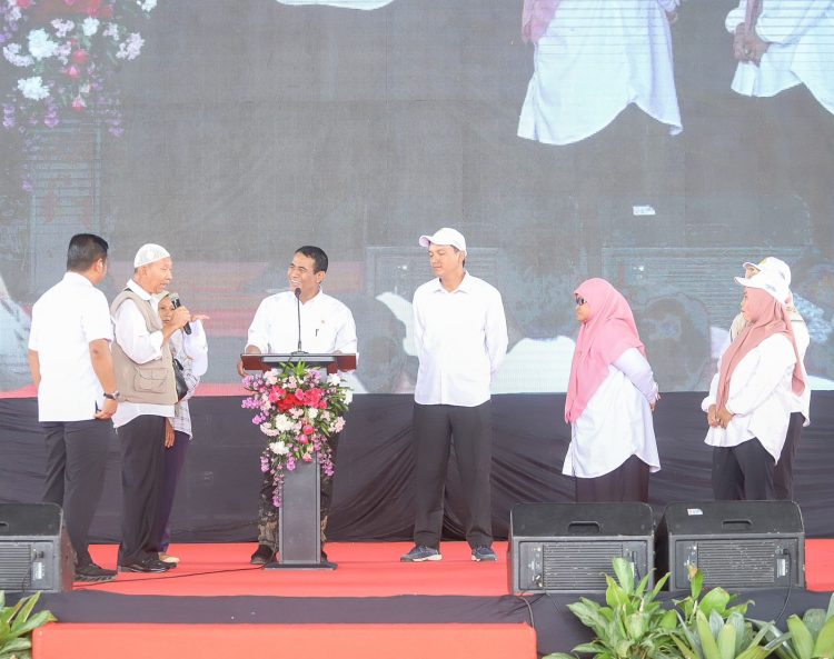 Puluhan Ribu Petani dan Penyuluh Hadir di Soreang, Mentan Amran : Kalian Adalah Pahlawan Pangan Indonesia