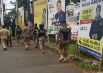 Bawaslu dan Satpol PP Tertibkan Ratusan APK Peserta Pemilu 2024