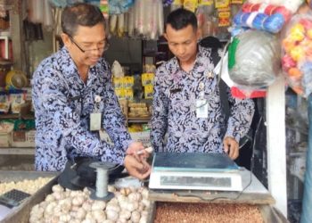 Lindungi Konsumen DinKUKMDagin Kota Bogor Tera Ulang Timbangan di Pasar Tradisional
