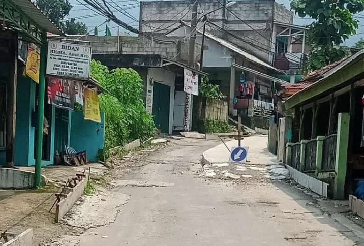 Tiga Proyek Jalan Bernilai Miliaran di Tamansari Molor, Camat Geram