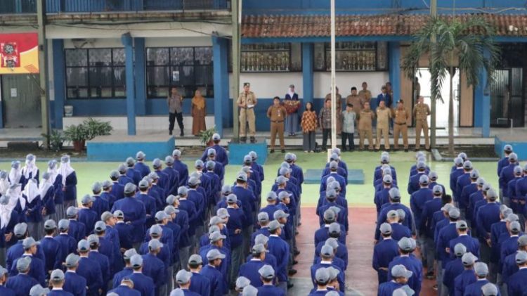 Serahkan 1.460 KTP Elektronik ke Siswa SMKN 1 Cibinong, Pj Bupati Bogor Berpesan Pemilu Jangan Golput