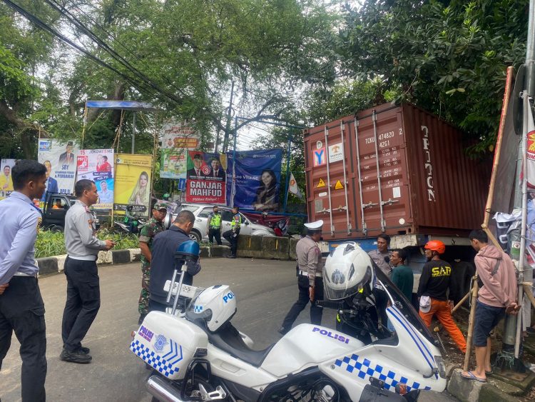 Akibat Truk Peti Kemas Babat Pohon,  Jalan Batutulis Macet Panjang 