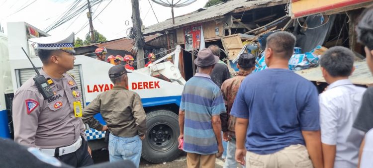Tabrakan Beruntun di Jalur Puncak, 14 Korban Dilarikan ke Rumah Sakit