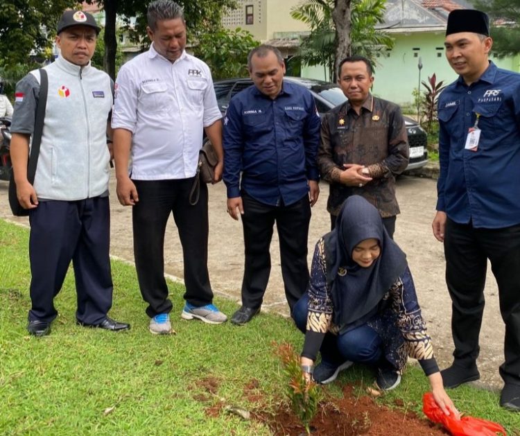Sekretaris DPRD Yunita Mustika Putri Ikuti Tanam Pohon dan Bersihkan Sampah