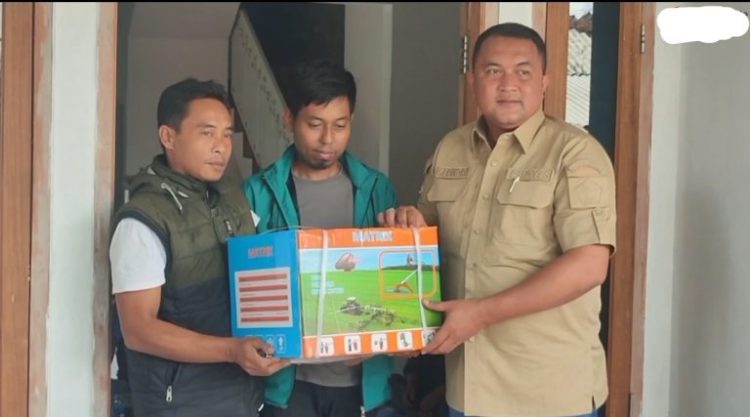 Ketua DPRD Kabupaten Bogor, Salurkan Bantuan Motor dan Alat Pengolahan Sampah