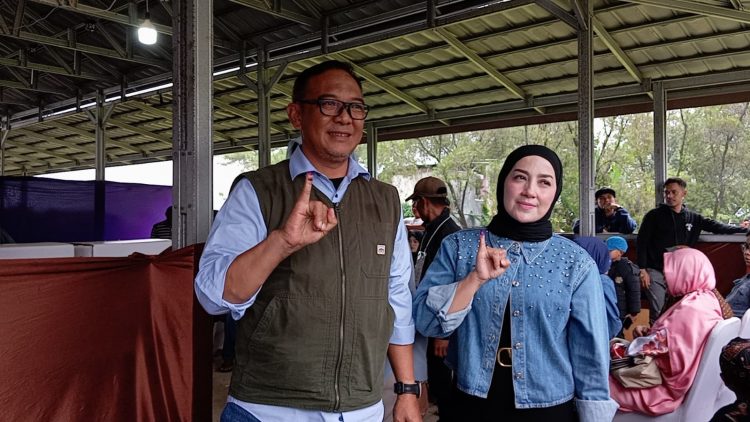 Mantan Bupati Iwan Nyoblos di TPS Leuwimalang