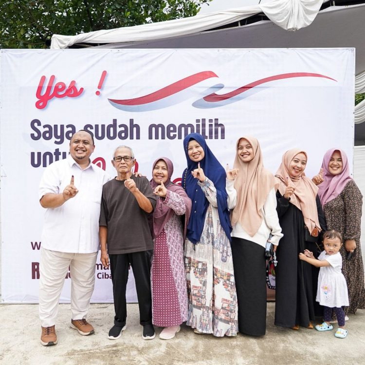Ketua DPRD Kota Bogor Atang Trisnanto Boyong Istri dan Anak Nyoblos ke TPS