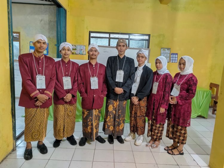 Unik! Petugas KPPS TPS Kampung Buniaga Gunakan Baju Adat Jawa Tengah