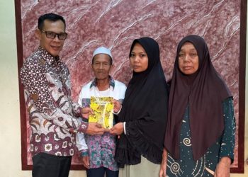 Cabup Jaro Ade Beri Penghargaan Atas Jasa Petugas KPPS yang Gugur