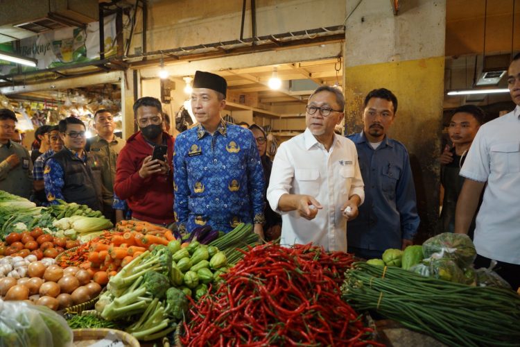 Mendag Cek Harga Pangan di Pasar Kebon Kembang Bogor