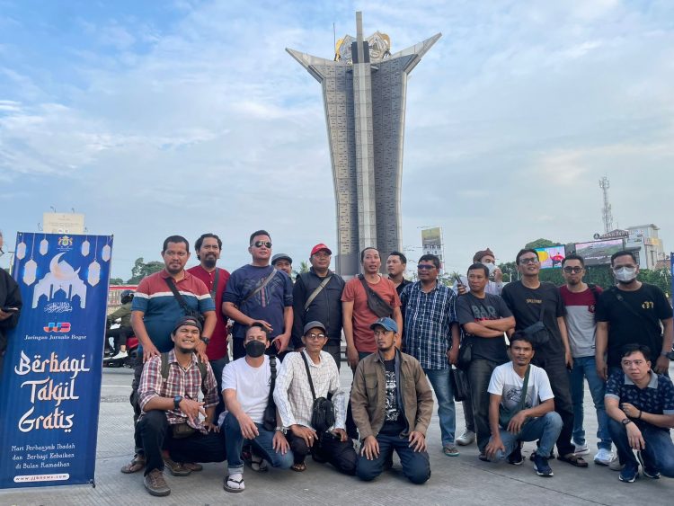 JJB Berbagi Ratusan Paket Takjil di Tugu Pancakarsa