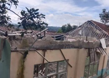 Dilanda Cuaca Ekstrim, Atap Gedung SMP 1 Sukajaya Ambruk