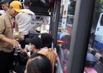 Berbagi Takjil Bersama Pramudi dan Penumpang Biskita