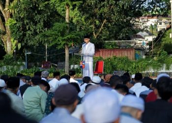 Bima Arya – Dedie Rachim dan Warga Salat Idul Fitri di Lapangan Sempur