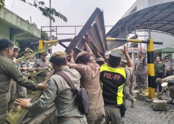 Satpol PP Bongkar Paksa Blokade Jalan Menuju Pasar Jambu Dua