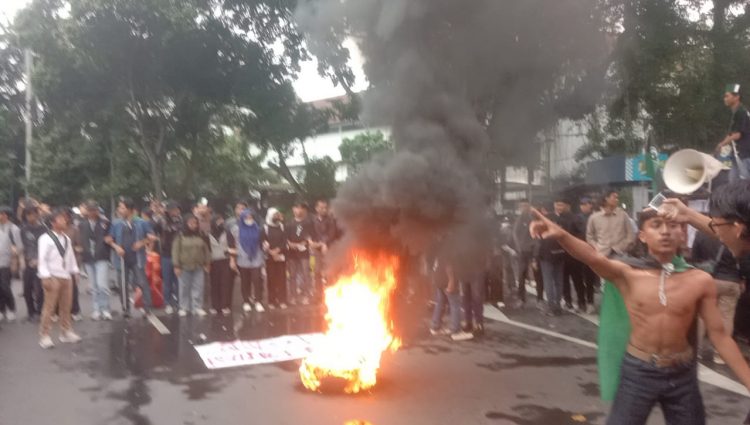Ratusan Mahasiswa HMI Demo di Depan Istana Bogor