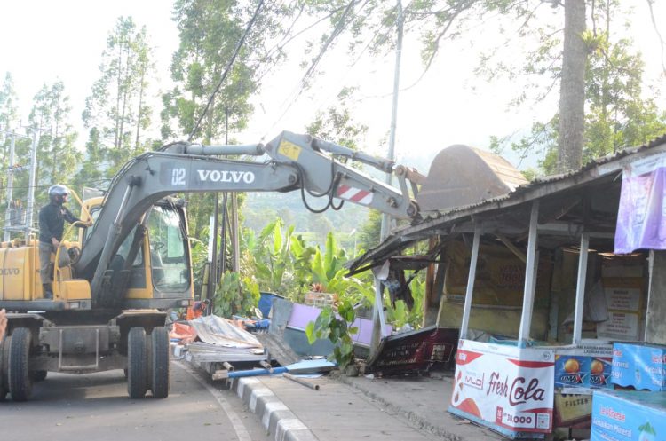 Dipindah ke Rest Area Gunung Mas, Ratusan PKL Dibongkar Aparat Gabungan