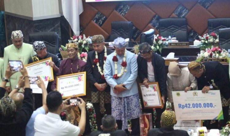HJB ke 545, DPRD Kabupaten Bogor Bagikan Berbagai Penghargaan di Ruang Paripurna