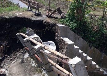 Jembatan Penghubung Dua Desa di Ciomas Ambruk Akses Warga Terputus