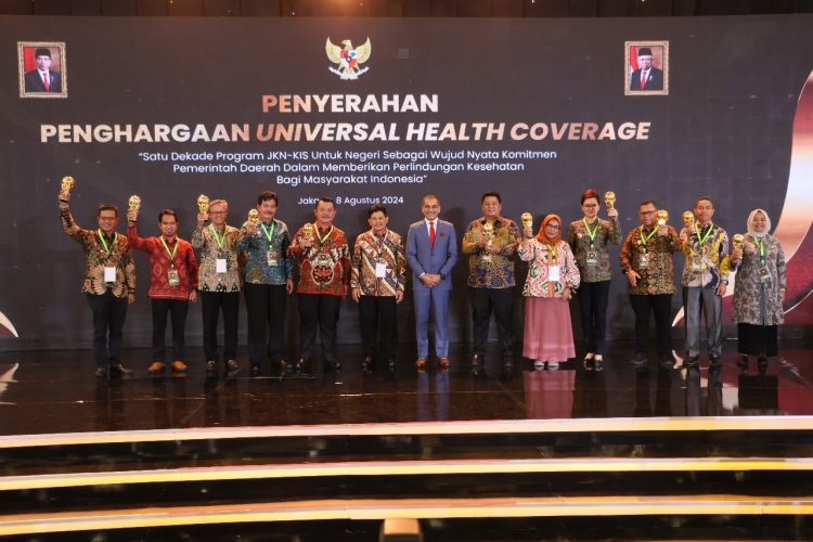 Wapres Ma’ruf Amin Berikan Penghargaan UHC Awards kepada 493 Kepala Daerah