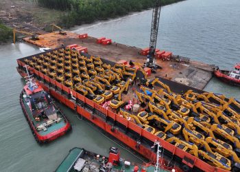Sukseskan Cetak 1 Juta Hektar Sawah, Haji Isam Kembali Turunkan 264 Unit Alat Berat ke Merauke