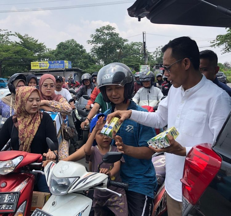 Paslon Bupati dan Wakil Bupati Bogor Rudy Susmanto – Jaro Ade Sapa Warga Bojonggede