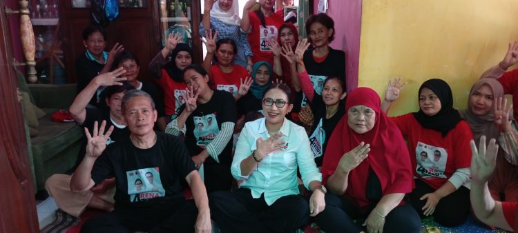 Sosialisasikan Program di Kampung Cingcau, Kedatangan Cawalkot Rena Da Frina Disambut Antusias Warga
